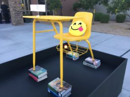 Una silla amarilla vacía, fue utilizada como monumento en honor a Jesse y cintas del mismo color, así como un letrero que reza #LEADJESSEHOME, se pueden apreciar a las afuera de la escuela donde regularmente asiste Jesse.