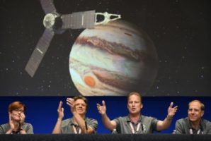 De i a d) La encargada del programa de la Nasa para Juno, Diane Brown, el investigador responsable Scott Bolton, el encargado del proyecto Rick Nybakken y Guy Beutelschies, director de exploración espacial de Lockheed Martin el 4 de julio de 2016 en Pasadena (De i a d) La encargada del programa de la Nasa para Juno, Diane Brown, el investigador responsable Scott Bolton, el encargado del proyecto Rick Nybakken y Guy Beutelschies, director de exploración espacial de Lockheed Martin el 4 de julio de 2016 en Pasadena (AFP | Robyn BECK)
