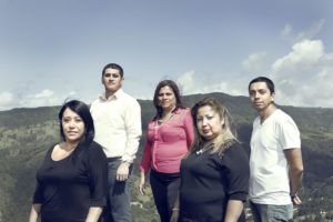 En la foto de izq a der, Pilar Navarrete, Wilson Barreto, Ederlidia Garizao, Maria Esperanza Sierra y Pablo Emilio Moncayo, quienes participan en el documental, Keep Walking Colombia, lanzado para coincidir con el Día de la Independencia de Colombia (20 de julio). Keep Walking Colombia cuenta las historias de cinco colombianos al tiempo que toman parte en la creación de la muestra de arte y fotografía emblemática.