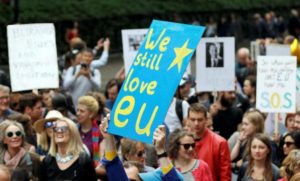 Miles de manifestantes tomaban el sábado el centro de Londres para protestar contra la votación de la semana pasada a favor de abandonar la Unión Europea, un resultado que ha sumido a Reino Unido en un caos político y que rechaza la mayoría de los habitantes de la capital británica. REUTERS/Paul Hackett