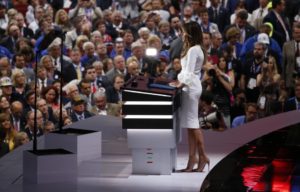 Melania Trump, una ex modelo nacida en Eslovenia, habló respecto a traspasar a la próxima generación los valores del trabajo duro que heredó de sus padres y dijo que "el único límite para tus logros es la fortaleza de tus sueños y tu voluntad por trabajar para conseguirlos". Esas palabras fueron casi idénticas a las emitidas por Michelle Obama en el 2008. Antes de su discurso del lunes, Melania Trump había dicho a la cadena NBC: "Yo lo escribí (...) con la menor ayuda posible". REUTERS/Carlo Allegri