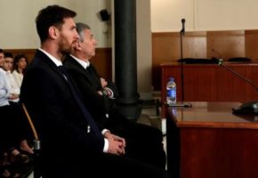 El jugador del Barcelona Lionel Messi junto a su padre Jorge Horacio Messi durante el juicio por fraude fiscal, en Barcelona, España. 2 de junio de 2016. El futbolista argentino Lionel Messi y su padre fueron condenados en España a 21 meses de prisión cada uno por tres delitos de fraude fiscal, informó el miércoles un tribunal de Barcelona. REUTERS/Alberto Estevez/Pool/Files