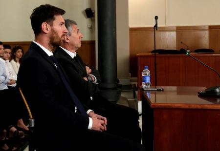 Messi y su padre son condenados a 21 meses de cárcel por fraude fiscal en España Messi y su padre son condenados a 21 meses de cárcel por fraude fiscal en España