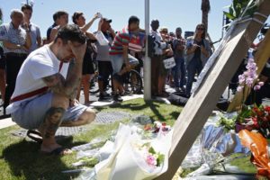 Cientos de personas dejaron arreglos florales y ofrendas cerca de la escena donde un camión pesado arroyo a los espectadores de los eventos programados en Niza, Francia durante la celebración de Día de la Bastilla. La violenta envestida ha dejado un saldo de 84 muertos, 10 de ellos niños y decenas de heridos. Niza, Francia, Julio 15, 2016. REUTERS/Pascal Rossignol