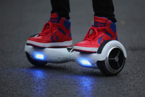 Este retiro del mercado abarca las patinetas (scooters) de auto-equilibrio, conocidas comúnmente como hoverboards. Tienen dos ruedas en cada extremo de una plataforma y están impulsadas por baterías de iones de litio. Las baterías de iones de litio se pueden sobrecalentar, presentando el riesgo de que los productos echen humo, se incendien y exploten.