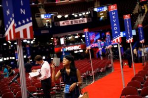 una periodista toman imagines en video en el lugar de la Convención Nacional Republicana en Cleveland, Ohio. Trump que dijo en abril que “hay que poner algo del showbusiness en la convención para que la gente no se duerma”, ha tenido que lidiar también con artistas que han declinado actuar en Cleveland, como el cantante de country Ted Nugent o la banda de country cristiano The Oak Ridge Boys. Julio 18, 2016. REUTERS/Mark Kauzlarich