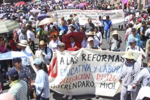 Maestros de la Coordinadora Nacional de Trabajadores de la Educación (CNTE) realizan una movilización masiva complicando la circulación vial en Morelia. Los manifestantes rechazan la reforma educativa y la aprobación de la Ley Estatal de Educación. FOTOJUAN JOSÉ ESTRADA SERAFÍN/CUARTOSCURO.COM