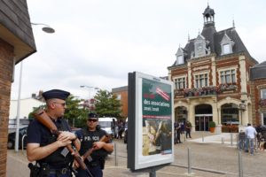 Dos agresores tomaron rehenes en una iglesia francesa durante la misa matutina del martes cerca de la ciudad de Rouen, la capital de Normandía, y degollaron a un sacerdote de 86 años antes de morir abatidos por la policía, informaron las autoridades. El grupo Estado Islámico se atribuyó el ataque. Foto: AP  