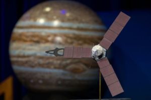Imagen de la NASA obtenida el 4 de julio de 2016 que muestra una maqueta de la sonda espacial Juno delante de una representación del planeta Júpiter, en cuya órbita entró la sonda con éxito Imagen de la NASA obtenida el 4 de julio de 2016 que muestra una maqueta de la sonda espacial Juno delante de una representación del planeta Júpiter, en cuya órbita entró la sonda con éxito ((NASA/Aubrey Gemignani)/AFP | NASA/Aubrey GEMIGNANI)