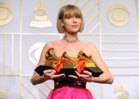 LOS ANGELES, CA - FEBRUARY 15: Taylor Swift poses in the press room at the The 58th GRAMMY Awards at Staples Center on February 15, 2016 in Los Angeles, California. (Photo by Jason LaVeris/FilmMagic)