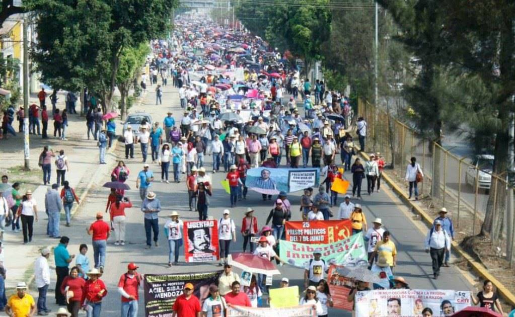 Bloquean maestros 21 puntos en carreteras de Oaxaca Bloquean maestros 21 puntos en carreteras de Oaxaca