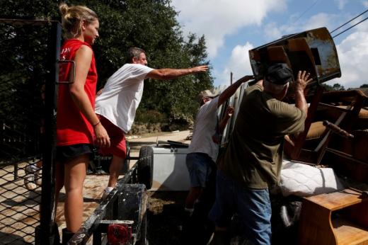 USCIS Ofrecen ayuda humanitaria a inmigrantes afectados por recientes desastres naturales en EEUU USCIS Ofrecen ayuda humanitaria a inmigrantes afectados por recientes desastres naturales en EEUU