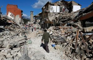 Imagines de destrucción después del terrible sismo que sacudió en centro de Italia, una de las poblaciones afectadas fue Pescara del Tronto. Italy. REUTERS/Remo Casilli