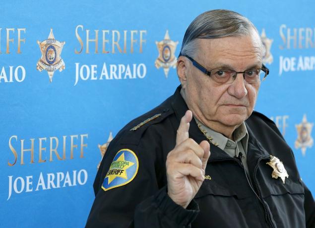 Sugieren presentar cargos criminales por desacato en contra del sheriff Joe Arpaio Sugieren presentar cargos criminales por desacato en contra del sheriff Joe Arpaio