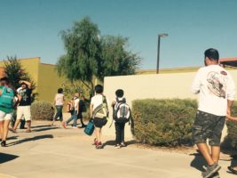 Un estudiante que falta a la escuela solamente dos días cada mes —un total de 18 días en un año— se considera crónicamente ausente. Sin embargo, muchos padres no se dan cuenta de que, incluso cuando son justificadas y comprensibles, las ausencias se suman y pueden tener un gran impacto sobre la educación de los niños. Foto: Maria Bonilla/ Panorama Online