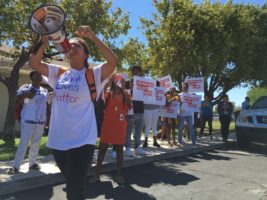 Una decena de estudiantes de Buckeye High School marcharon a las afueras del centro docente protestando por el trato que recibió Mariah Havard una estudiante de décimo grado, por usar una camiseta con el letrero de "Black Lives Matter". Buckeye AZ, 20 de agosto de 2016. Foto cortesía de Puente Movement/ Panorama Online