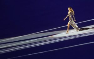 El show tuvo la presencia de algunas estrellas locales, como la supermodelo Gisele Bundchen, quien caminó por el Maracaná al ritmo de la emblemática "Garota de Ipanema", y Paulinho da Viola, un reconocido artista de samba que cantó el himno nacional de Brasil. REUTERS/Mike Blake