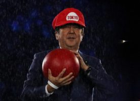 La ciudad entregó la bandera olímpica a Tokio, sede de los Juegos del 2020, y Shinzo Abe, Primer ministro del Japón, apareció en el estadio vestido como el popular personaje de videojuego Mario Bros, que hizo un túnel desde la capital nipona para llegar a Río. REUTERS/Stoyan Nenov
