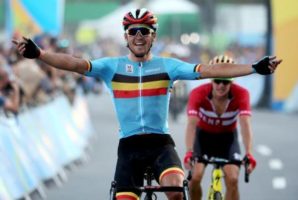 En la imagen, el ciclista Van Avermaet celebra mientras cruza la línea de meta durante los Juegos Olímpicos de Río de Janeiro, 6 de agosto, 2016. El belga Greg van Avermaet conquistó el sábado la medalla de oro en la prueba de ciclismo en ruta de los Juegos Olímpicos de Río de Janeiro, aprovechando una caída del italiano Vincenzo Nibali cuando lideraba la carrera a pocos minutos del final de la prueba. REUTERS/Matthew Childs.