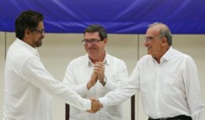El principal negociador de las FARC, Iván Márquez (a la izquierda), estrecha la mano del jefe del equipo de negociadores del Gobierno de Colombia, Humberto de la Calle, frente al canciller de Cuba, Bruno Rodríguez, luego de firmar el acuerdo de paz final en La Habana, Cuba. 24 de agosto, 2016. El Gobierno de Colombia y la guerrilla de las FARC anunciaron el miércoles que llegaron a un acuerdo de paz definitivo, después de casi cuatro años de negociaciones en Cuba, un histórico logro para poner fin al conflicto armado más antiguo de América Latina que tuvo al borde del colapso al país sudamericano. REUTERS/Alexandre Meneghini