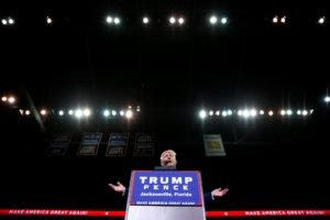 El nominado a candidato presidencial por el Partido Republicano Donald Trump durante un evento de campaña aen el Jacksonville Veterans Memorial Arena en Jacksonville, Florida, U.S., Agosto 3, 2016. REUTERS/Eric Thayer