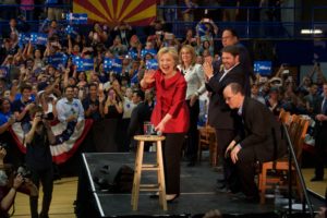Hillary Clinton brindó un alentador discurso el que encontró eco en la activista y líder comunitaria, Dolores Huertas, el congresista Ruben Gallegos, y la ex-congresista Gabrielle Giffords y su esposo, el astronauta Mark Kelly, entre otros. Todos ellos emocionaron a la audiencia y recordaron lo importante de salir a votar hoy martes 22 de marzo en las primarias del estado. Foto: Maria Bonilla/Panorama Online