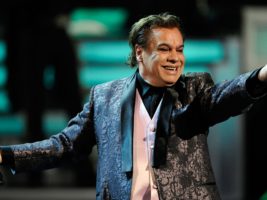 Juan Gabriel, el gran cantautor mexicano conocido por clásicos como "Querida" y "Amor eterno", falleció el domingo, informaron sus representantes. Tenía 66 años.