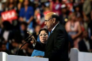 Consultado en la cadena CNN sobre qué mensaje podría darle a Trump, Khizr Khan, padre del soldado muerto y condecorado por su valentía en la Guerra de Irak, dijo que quería mantener la dignidad de su familia y comunicarle al representante republicano "que un buen líder tiene la cualidad de la empatía". 2016. REUTERS/Gary Cameron