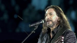 Esta presentación conmemora 40 años de éxitos de 'El Poeta del Siglo' que incluyen múltiples reconocimientos como 5 Latin GRAMMYs, una estrella en el paseo de la fama de Hollywood, el Premio Billboard a la 'Trayectoria Artística' y los máximos galardones del Festival Internacional de la Canción de Viña Del Mar, por mencionar sólo algunos.