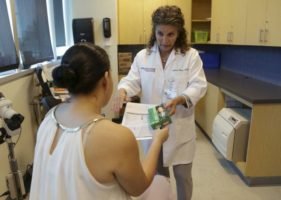 Las mujeres embarazadas deberán evitar viajar a la zona turística de Miami, que ha sido identificada como uno de los lugares de infección. (AP Photo/Lynne Sladky, File)