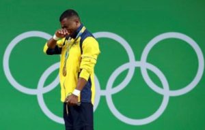 Foto del lunes del halterófilo colombiano Oscar Figueroa reaccionando en el podio tras ganar la medalla de oro en los Juegos Olímpicos de Río. Ago 8, 2016. El halterófilo colombiano Oscar Albeiro Figueroa ganó el lunes la medalla de oro en la categoría de hasta 62 kilos, la primera para su país en los Juegos Olímpicos de Río, para aumentar su cosecha de preseas tras la plata de Londres, y minutos después de su conquista se puso un nuevo objetivo: Tokio 2020. REUTERS/Yves Herman