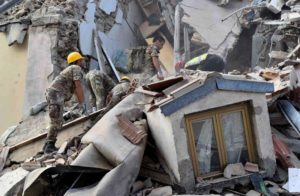 Equipos de rescatistas trabajaban contrarreloj el jueves para encontrar sobrevivientes tras un fuerte sismo registrado en la víspera que redujo tres localidades del centro de Italia a escombros. El número de víctimas mortales es de 241 e Italia volvió a angustiarse por la seguridad de sus comunidades medievales levantadas en zonas con una elevada actividad sísmica. REUTERS/Emiliano Grillotti