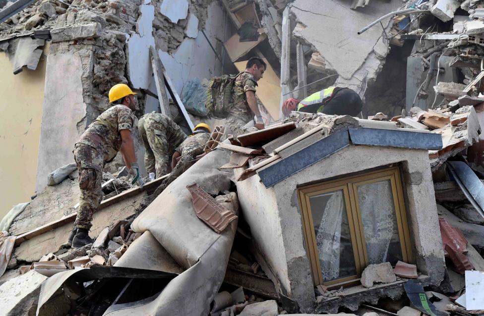 Continúan las labores de rescate en Italia, hay 241 muertos
