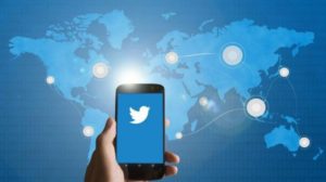Twitter dijo depender principalmente de los reportes de sus usuarios para identificar las cuentas que violan los términos de servicio y dijo que ha aumentado el equipo de revisión de denuncias.