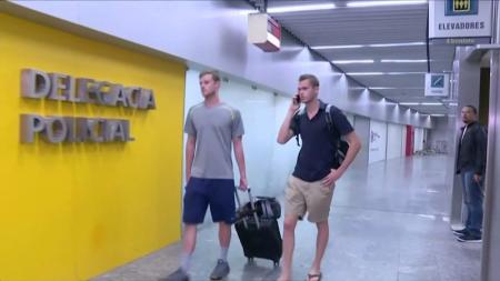 Policía brasileña impide a integrantes del equipo de nadadores de Estados Unidos abordar avión Policía brasileña impide a integrantes del equipo de nadadores de Estados Unidos abordar avión