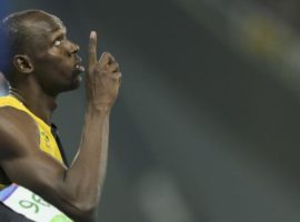 Ya seguro de su estatus de leyenda en la pista, Bolt también deleitó al público al dar una vuelta olímpica, posar para fotografías y estrechar las manos de sus seguidores antes de tomarse el tiempo para satisfacer las demandas de los medios. REUTERS/Gonzalo Fuentes