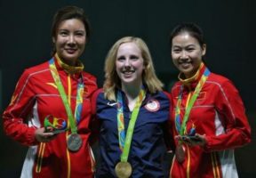 En la imagen, la ceremonia de premiación de la pueba de carabina de aire de 10 metros. de izquierda a derecha la china Du Li, la estadounidense Virginia Thrasher y la también china Yi Siling posan con sus medallas.