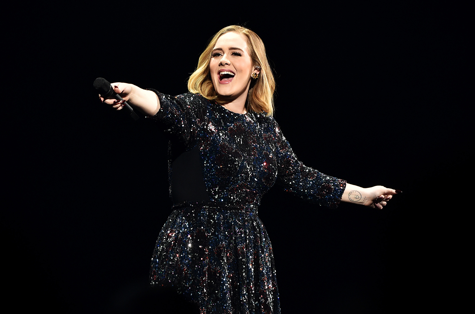 Adele pospone concierto en Phoenix, promete regresar Adele pospone concierto en Phoenix, promete regresar