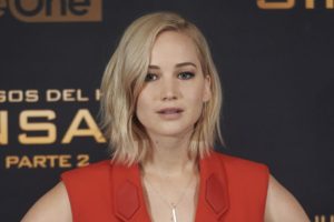 Lawrence, de 26 años, alcanzó el primer lugar mayormente debido a una participación de la recaudación de la última película de la franquicia "The Hunger Games", así como de un cuantioso pago por adelantado por su papel en el filme de aventuras espaciales "Passengers" próxima a estrenarse, dijo Forbes.