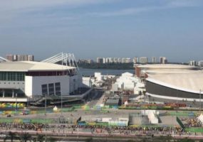 En la imagen, personas hacen fila para ingresar al Parque Olímpico en Río de Janeiro, 6 de agosto, 2016. El comienzo de los torneos de los Juegos Olímpicos de Río de Janeiro estuvo marcado por esperas de horas para ingresar a los estadios y el enojo de aficionados por perderse los eventos, mientras que varios atletas compitieron frente a inquietantes filas vacías. REUTERS/Laura Saravia