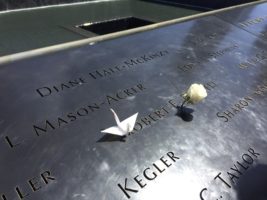 Recordando a la victimas del 11 de septiembre en su decimoquinto aniversario. El monumento del 9/11 (9/11 Memorial and Museum), fui construido en e el lugar que ocupaban las torres gemelas del World Trade Center, y consiste en dos caídas de agua que representan el espíritu de renovación de los habitantes de Nueva York y de todos aquellos que perdieron a un ser querido en esta tragedia.