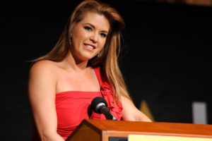 Despues del debate presidencial del lunes 26 de septiembre. la ex-Miss Universo Alcoa Machado, se ha convertido en la voz y en la imagen, no solo de la mujer Latina ene estas elecciones, sino en la piedra en el zapato de Donald Trump por el trato que este le dio cuando la ex-reina trabajo par el, caso que quedó expuesto por la candidata demócrata a la presidencia de los Estados Unidos, Hillary Clinton.