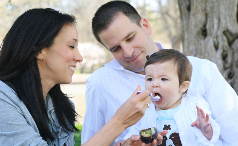 Cómo elegir los primeros alimentos más aptos para sus bebés Cómo elegir los primeros alimentos más aptos para sus bebés