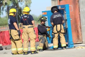 Bomberos de diferentes zonas rurales de Arizona recibieron el entrenamiento necesario para garantizar que las comunidades de todo el estado estén a salvo no solo de incendios forestales, sino que además recibirán entrenamiento para apoyar a la población en diferentes situaciones incluyendo llamadas de emergencias médicas, inspecciones de incendio y entrenamiento en rescate táctico gracias a la 43a Escuela Anual de bomberos del Estado de Arizona.