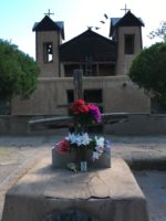 Garcia pronto se encontró a sí mismo en el pequeño pueblo de Chimayo, parado en el terreno que había comprado, sin haberlo visto antes, sencillamente por su proximidad al Santuario y por la paz que finalmente sintió cuando pisó por primera vez la tierra de sus ancestros.