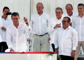 Con un bolígrafo hecho de una bala, el presidente colombiano y el líder de la guerrilla izquierdista de las FARC firmaron el lunes un acuerdo que puso fin a un conflicto armado de medio siglo con cientos de miles de víctimas, a quienes el grupo rebelde pidió perdón por primera vez. REUTERS/John Vizcaino