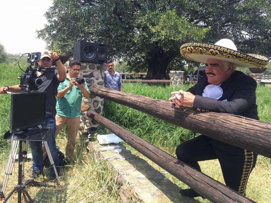 Vicente Fernández graba corrido para apoyar a Hillary Clinton Vicente Fernández graba corrido para apoyar a Hillary Clinton