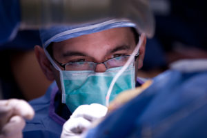 El Director de “Estimulación Cerebral Profunda”, ( DBS, por sus siglas en Ingles), de Barrow Neorological Institute, el Doctor Francisco Ponce, ha realizado hasta ahora un total de 500 cirugías de este tipo, convirtiendo a Barrow en el líder mundial en el uso de tratamientos que combina la neurología, neurocirugía y la ingeniería eléctrica.