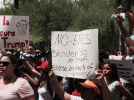 Foto de archivo de las protestas en Phoenix, Arizona durante una presentación del candidato republicano a la presidencia Donald Trump en Phoenix Convention Center en julio de 2015. En su discurso en Phoenix, el, miércoles 31 de agosto de 2016 Trump dijo que la única vía para que los inmigrantes ilegales tuvieran status legal era irse del país y solicitar el reingreso, lo que le ha valido nuevamente el desprecio de la comunidad inmigrante. Foto: Maria Bonilla/ Panorama Online