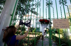 A woman puts a mourning ribbon outside the house of the former iconic Mexican singer and song writer  Juan Gabriel  after his death in Ciudad Juarez, Mexico, August 28, 2016. The sign reads "May he rest in peace our Juan Gabriel".  REUTERS/Jose Luis Gonzalez